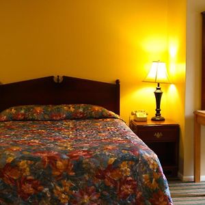 One Queen Bed Two Full Beds